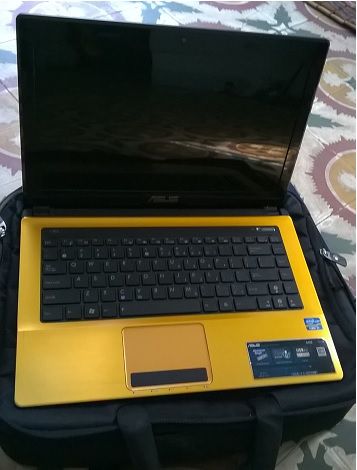 Bán Laptop asus A43E màu vàng lạ